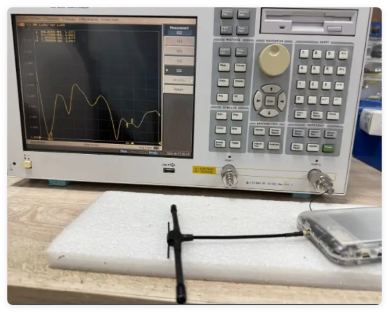 Perché è essenziale prestare attenzione al VSWR (Voltage Standing Wave Ratio) quando si sceglie un'antenna?